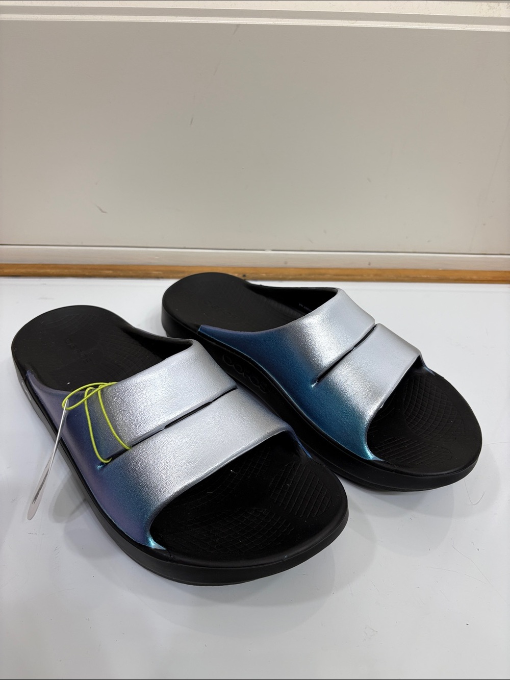 NWT OOFOS OOahh Luxe Frost Women’s Iridescent Silver Slide Sandals